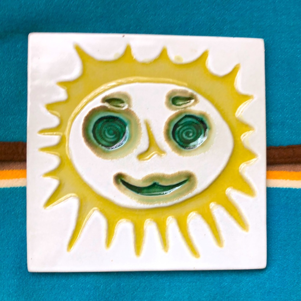 BENNINGTON VERMONT POTTERS # 1532  WHIMSICAL SUN TRIVET DAVID GIL no. 1561